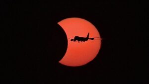 Douleur, boutons et brûlures : les cliniques signalent un afflux d'éclipse solaire