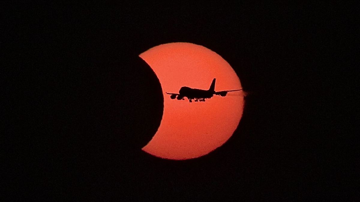 Douleur, boutons et brûlures : les cliniques signalent un afflux d'éclipse solaire
