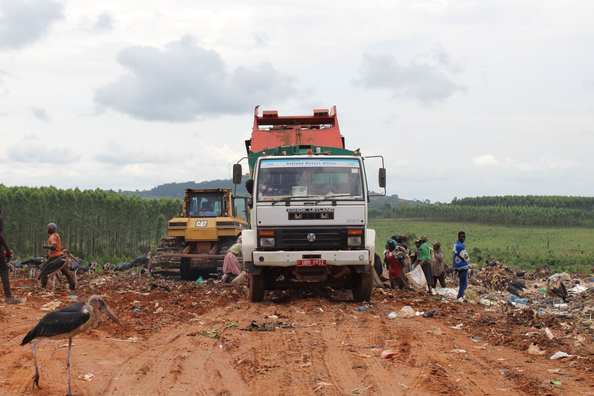 Élimination des déchets en Ouganda : là où même les oiseaux crachent du poison
