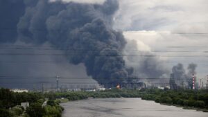Guerre contre les tours de crackers : voici comment les drones ukrainiens frappent l'industrie pétrolière russe
