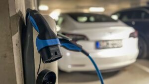 Jusqu'à 2000 euros par place de parking : les WEG reçoivent des subventions pour les bornes de recharge pour voitures électriques