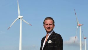 La chasse à l'homme est en cours : le fraudeur reconnu coupable de l'énergie éolienne Hendrik Holt est libéré sous caution