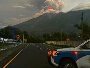Le Guatemala déclare l'alerte rouge la plus élevée après l'éruption d'un volcan en feu