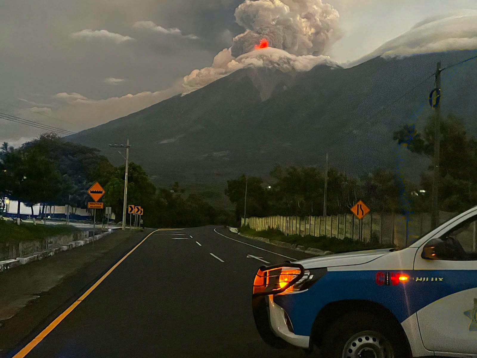 Le Guatemala déclare l'alerte rouge la plus élevée après l'éruption d'un volcan en feu