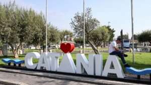 Niveau d'alerte sur l'Etna abaissé : les opérations à l'aéroport de Catane reprennent lentement