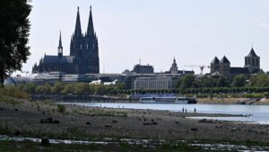 « On a du mal à y croire » : le niveau d’eau du Rhin à Cologne a atteint un niveau historiquement bas