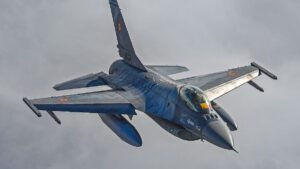 Plate-forme offshore en vue ? : un avion de combat roumain F-16 détruit un drone maritime explosif