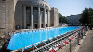 Pour des raisons de sécurité : la Berliner Volksbühne annule les réservations de piscine pour une association de la communauté noire