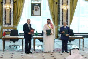 Signature du pacte de défense de La Mecque : la Turquie, l'Arabie saoudite et le Pakistan signent un pacte militaire