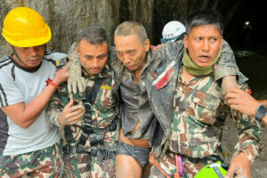 Après une crue soudaine dans l'Himalaya : les sauveteurs sauvent deux autres survivants au Népal