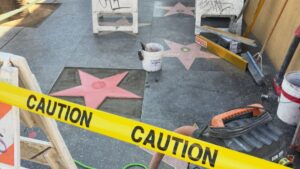 Des artisans commencent les réparations : des inconnus démolirent l'étoile de Dolly Parton sur le "Walk of Fame"