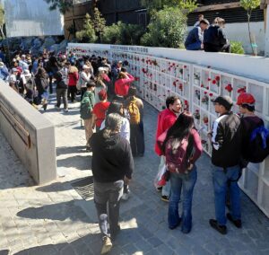Des milliers de personnes commémorent les victimes de la dictature militaire au Chili