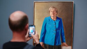 Le nombre de visiteurs a presque doublé : le portrait de Merkel reste plus longtemps au musée en raison de la grande affluence
