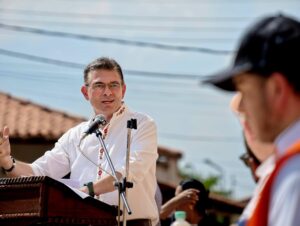 Le président Paz de plus en plus isolé en Bolivie