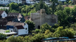 « Nous étions extrêmement naïfs » : Dans leur propre jardin : La famille Liss rénove les ruines d'un château