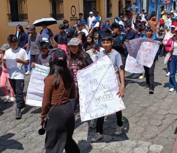 "Sans éducation, pas de développement" Les étudiants du Ceipa à la manifestation du 1er mai à Quetzaltenango