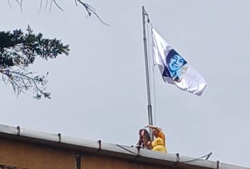Le drapeau avec le portrait de Marco Antonio est visible de loin. Depuis deux ans, des drapeaux sont également hissés pour d'autres personnes disparues.