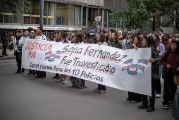 Participants à la marche avec une banderole : "Justice pour Sofia Fernández. C'était un travesticide. Détention régulière des 10 policiers."