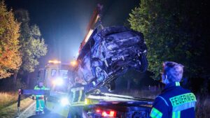 Collision frontale avec une voiture : quatre jeunes conducteurs de cyclomoteurs meurent dans un accident de la route dans le Brandebourg