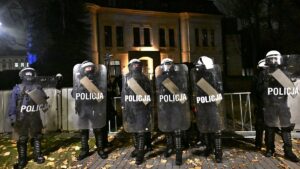 Des policiers sécurisent des bâtiments : le conflit autour de la Cour constitutionnelle s'intensifie à Varsovie