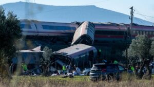 Des wagons tombent sur le talus : Grave accident de train en Espagne – au moins 64 morts