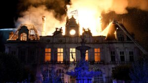 Émeutes en France : des émeutiers incendient la mairie de Limoges