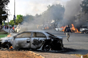 Émeutes xénophobes en Afrique du Sud : voitures et magasins incendiés