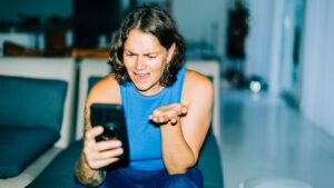 Entrer dans le piège de la haine grâce à ragebait : faites défiler jusqu'à ce que vous tombiez malade - comment Big Tech gagne de l'argent grâce à la colère des utilisateurs