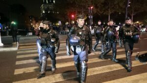 "La nuit a été calme" : la France veut imposer de nouveaux couvre-feux