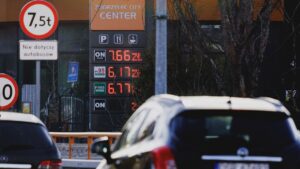 Le frein aux prix du carburant entre en vigueur : l'essence ordinaire coûte désormais 1,54 euro en Pologne