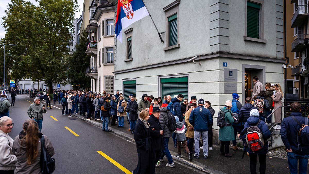 Le président sortant Vucic contre les étudiants : une forte participation électorale apparaît en Serbie