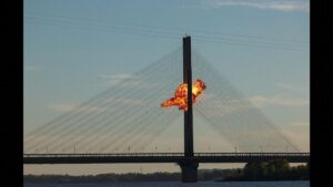Les fermetures provoquent le chaos dans la circulation : un drone russe frappe à nouveau le pont sud à Kyiv