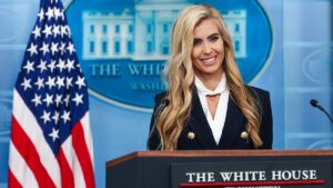 « Mari » devient « président » : la nouvelle porte-parole de Trump rate sa première apparition