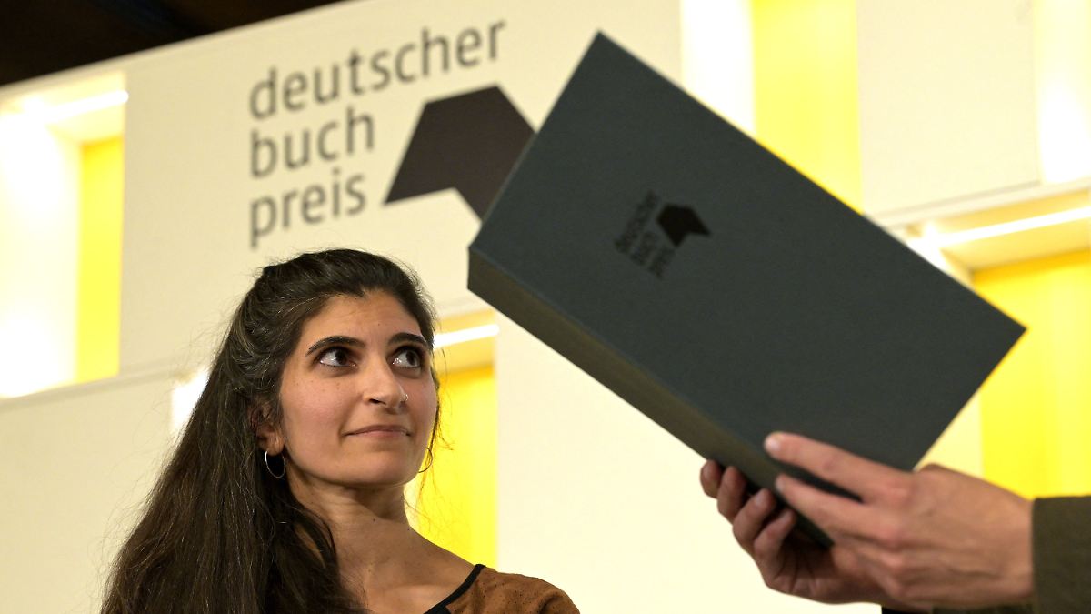Mensonges, racisme et répression : Shida Bazyar reçoit le Prix du livre allemand pour « The Gaps »