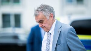 Risque de trébuchement dans les escaliers : Herbert Reul s'exprime après une opération à la hanche