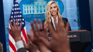 Titre légal discutable : la nouvelle porte-parole de Trump critiquée pour son CV
