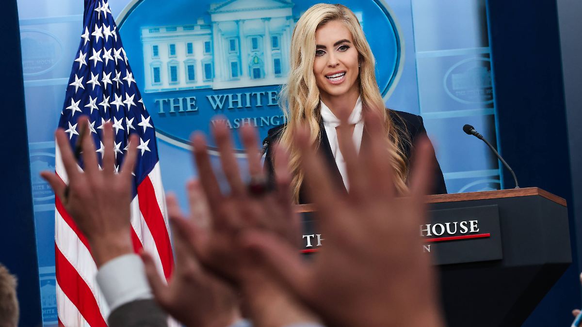 Titre légal discutable : la nouvelle porte-parole de Trump critiquée pour son CV